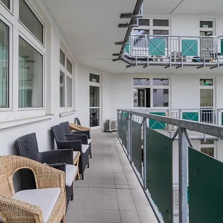 Spacious And Modern Furnished For 10 Guests アパート ベルリン