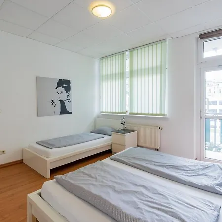 アパート Spacious And Modern Furnished For 10 Guests ベルリン